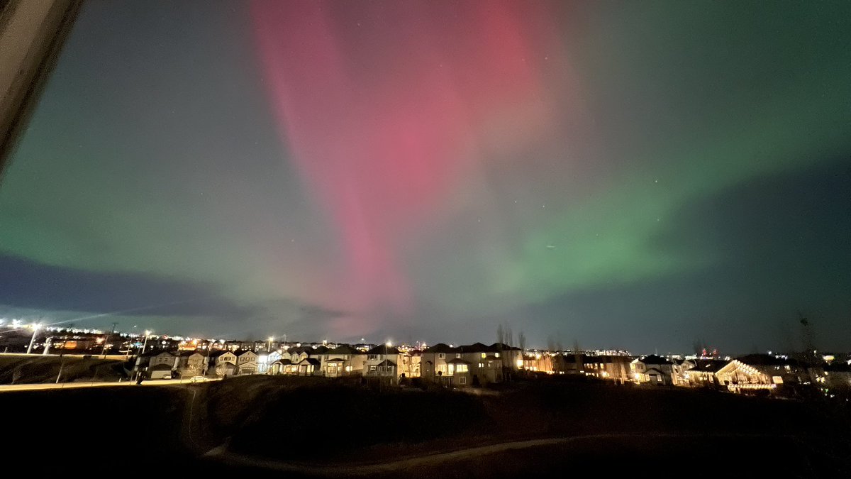 CalgaryObserver's tweet image. Another magical night in Calgary; vibrant reds and greens lighting up the whole horizon.
#NorthernLights
#Auroraborealis 
#SpaceWeather