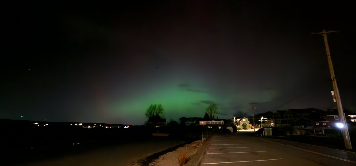 Clouds cleared some. #Gloucester ma Aurora's #Auroraborealis #northernlights 11NOV25 📸  naked eye.