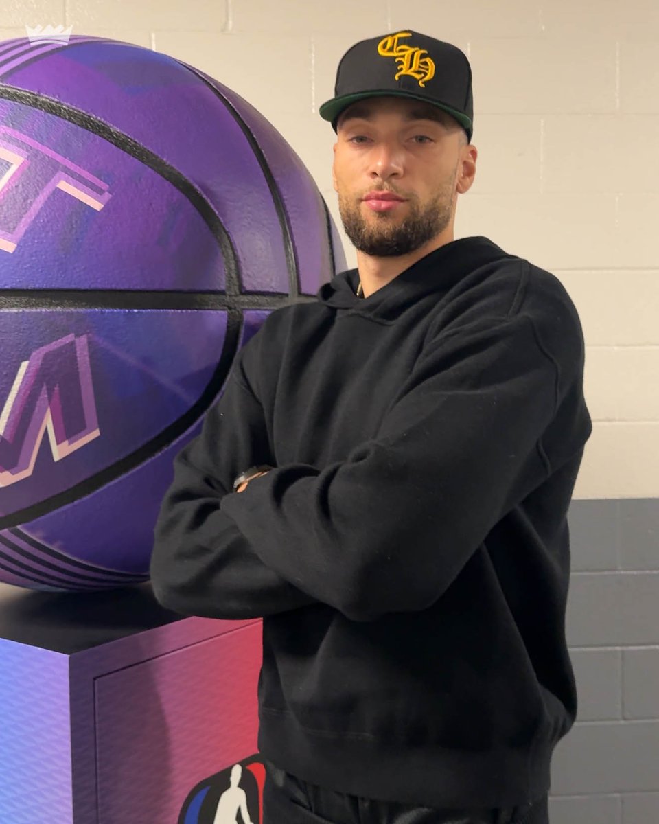 SacramentoKings's tweet image. celebrating our first game on @NBAonNBC with the roundball rock itself 🏀🤝👑