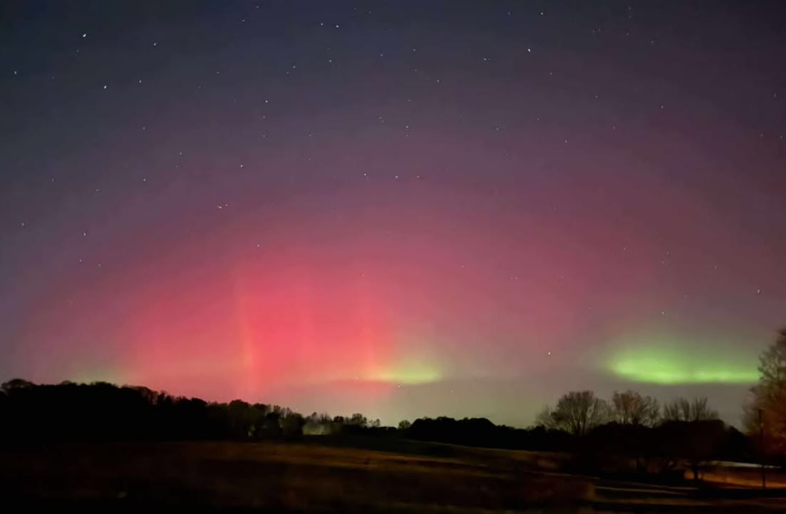 FOXNashville's tweet photo. 🌌 Wow! The Northern Lights are lighting up the skies tonight in Middle Tennessee. 😍 Check out more amazing photos from our FOX 17 viewers: https://t.co/Pk3Derxvn3

Submit your own at https://t.co/H9ereK4CTe https://t.co/hp6MFGwiz8
