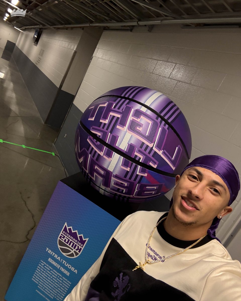 SacramentoKings's tweet image. celebrating our first game on @NBAonNBC with the roundball rock itself 🏀🤝👑