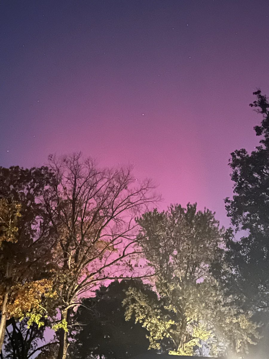 anuja_java's tweet image. Northern lights seen in St. Louis today. 
This is from a few minutes ago outside our house!!!