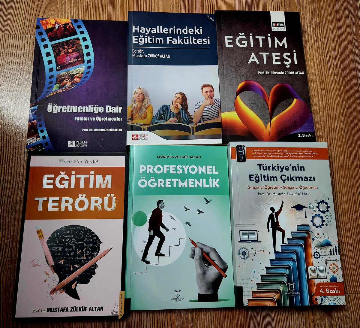 Yine bir sözde seminer dönemi yine bir kaos! "Seminerler online yapılsın" baskısıyla yapılan programlar, öğretime/ öğrenmeye dair bir şey sunmadığı gibi yoğunluktan açılmıyorlar da! Zaten tek amaç ek ders yazdırmak! Oysa okunsalar ne çok fark ettirirler 👇👇 <a href="/ogretmenlersyfs/">Öğretmenler Sayfası</a>