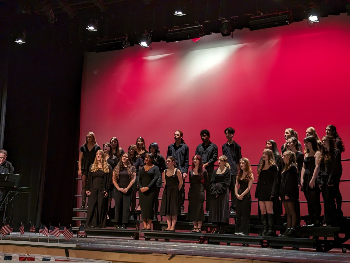 🇺🇸 💙Yesterday, DHS students and staff came together for a meaningful Veterans Day Ceremony with incredible performances by the Band and Choir. 🎶 Thank you to all who have served and continue to serve our country! #DHS #VeteransDay
