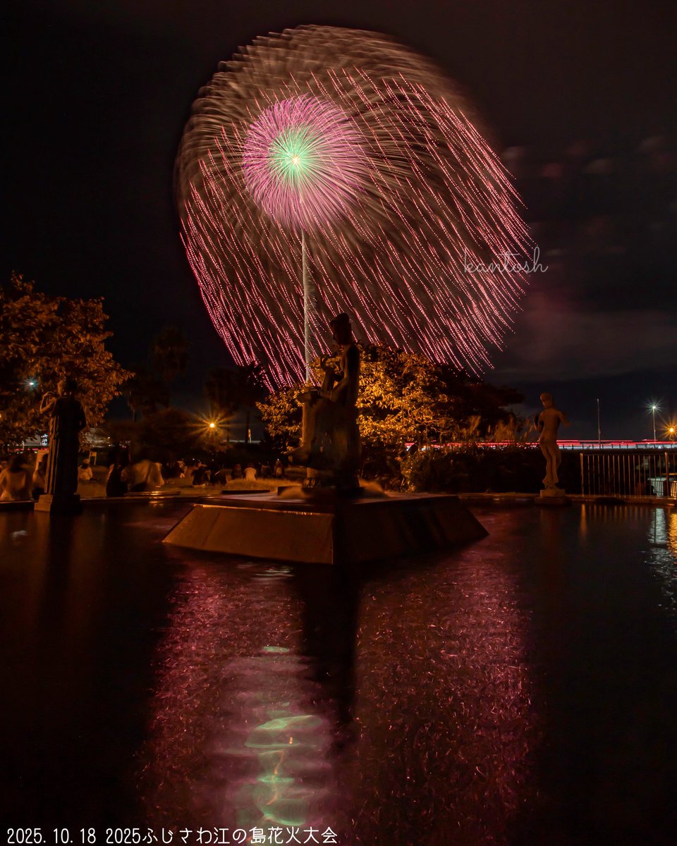 ・
2025.10.18
#ふじさわ江の島花火大会
location：神奈川県藤沢市
・
その③
サテカメ2
江の島にある噴水池から⛲️
花火撮り始めた頃に一度同じアングルで撮ったことある懐かしい場所。
探しても出てこないけど😭
・
#花火 #花火大会 #神奈川県 #藤沢市 #江ノ島 #江の島 #伊那火工堀内煙火店 #芸術二尺