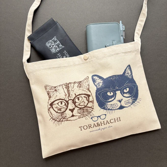 \ new print goods / GHOST CATS柄が人気のサコッシュ トラとハチバージョンでも作ってみました サコッシュ、ちょっとしたお出かけに便利なんですよね あと、何気にイベント出店でも活躍したりします こちらは受注生産で販売予定ですが、撮影用に作った1点のみ、22日開催の「KAMINARI CAT