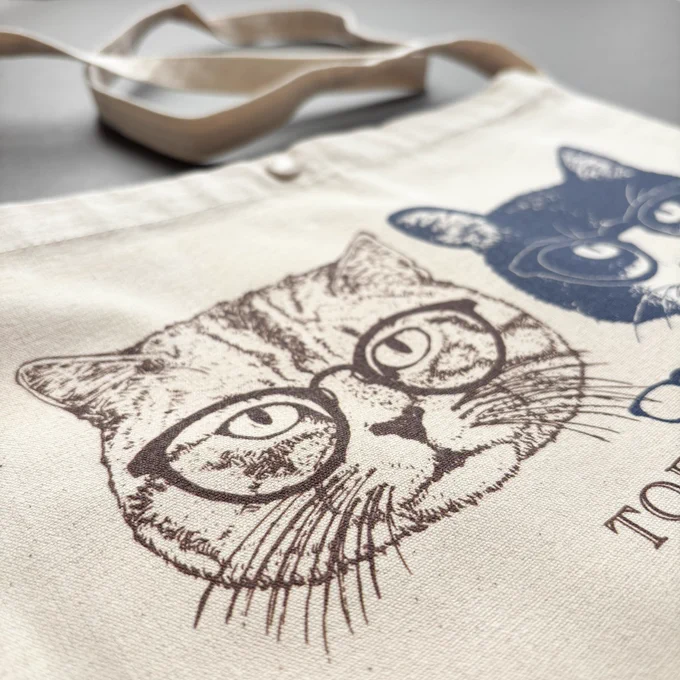 \ new print goods / GHOST CATS柄が人気のサコッシュ トラとハチバージョンでも作ってみました サコッシュ、ちょっとしたお出かけに便利なんですよね あと、何気にイベント出店でも活躍したりします こちらは受注生産で販売予定ですが、撮影用に作った1点のみ、22日開催の「KAMINARI CAT