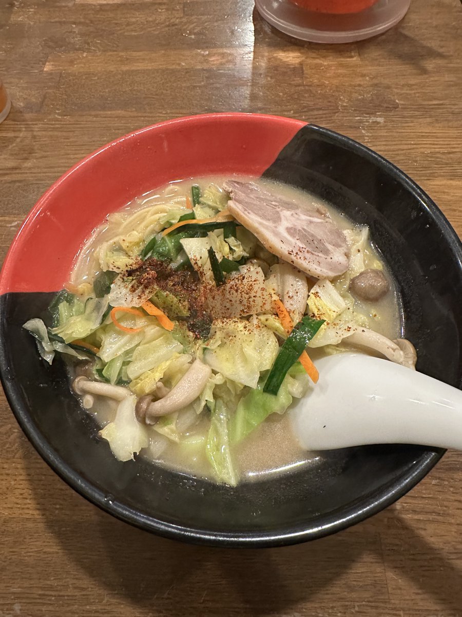 RemoLabo_IDH's tweet image. こんにちヨス！
だんだん風も冷たくなってきて、コートを着て出かける機会も増えてきました🍂🍃

気温が下がるとラーメンがよりおいしく感じますね。写真は久しぶりに訪れたお店のラーメンです🍜みなさんはラーメンお好きですか？😊

#企業公式相互フォロー 
#企業公式秋のフォロー祭り