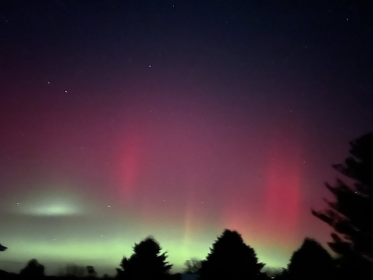 CatJFaux's tweet photo. Central Iowa tonight https://t.co/ekjOR3fZQR
