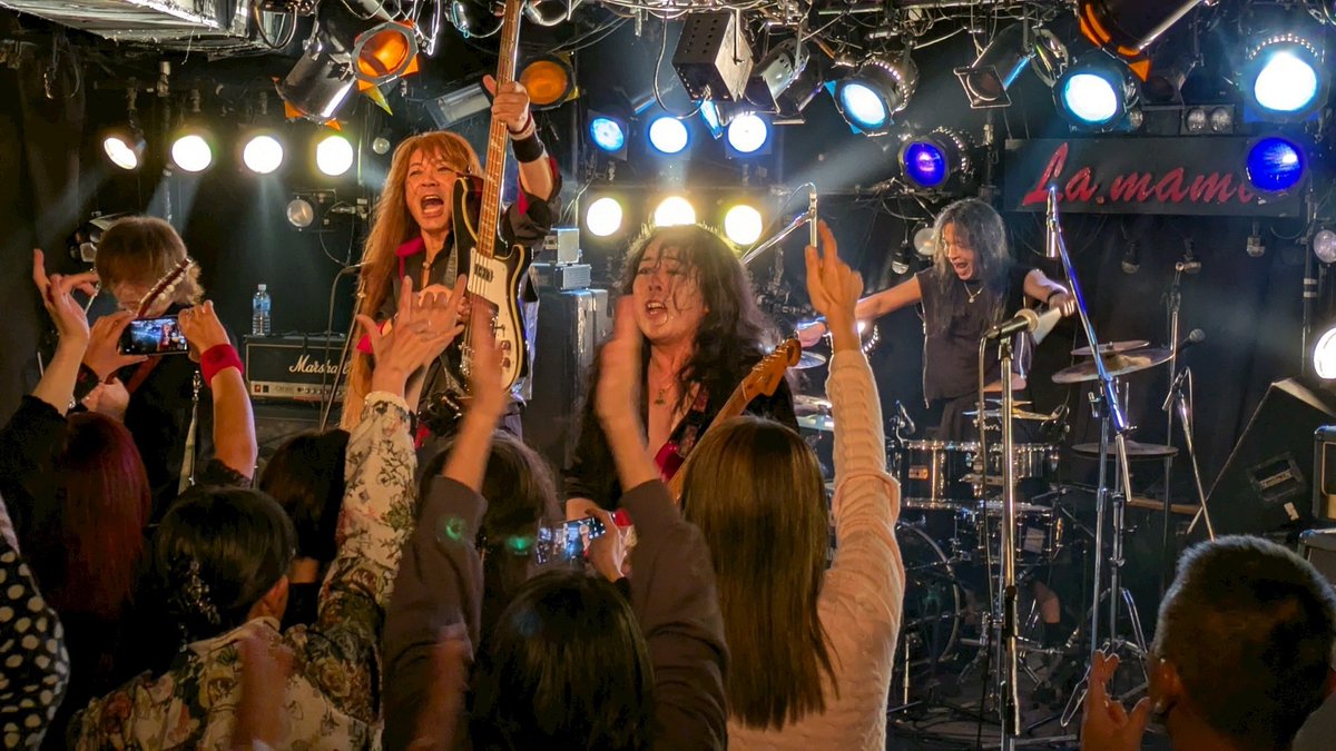 おつなめ東京@La.mamaから帰ってきました！
会場に集まった沢山のお客様に乗せて頂き
ほんとに楽しいステージでした♪
おつなめ東京20周年おめでとうございます！
このものすごい盛り上がりの中に入れたことが嬉しいです！
山本さん、出演者・ZERO・La.mamaスタッフ皆様
お疲れ様でした！m(_ _)m