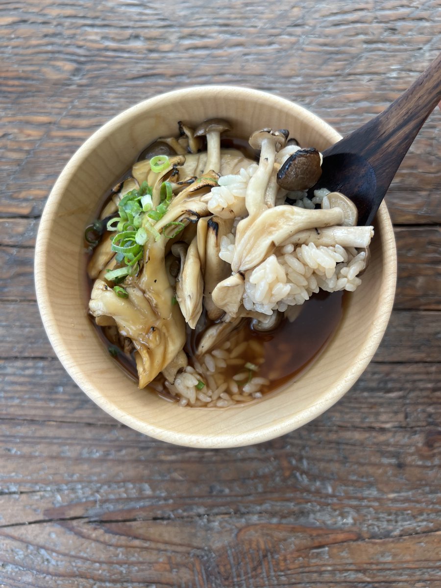 🍄【きのこどっさり🍁秋味ジャワ茶漬け】
旬のきのこを“香ばしく焼いて”楽しむ、
とろ〜り甘辛だれの秋ごはん🍚

🍄トースターで焼いたきのこに、
（醤油:みりん:酒:砂糖＝2:2:1:1）で作る
甘辛だれを絡めてごはんにオン。

熱々の #ジャワティ レッド を注げば、