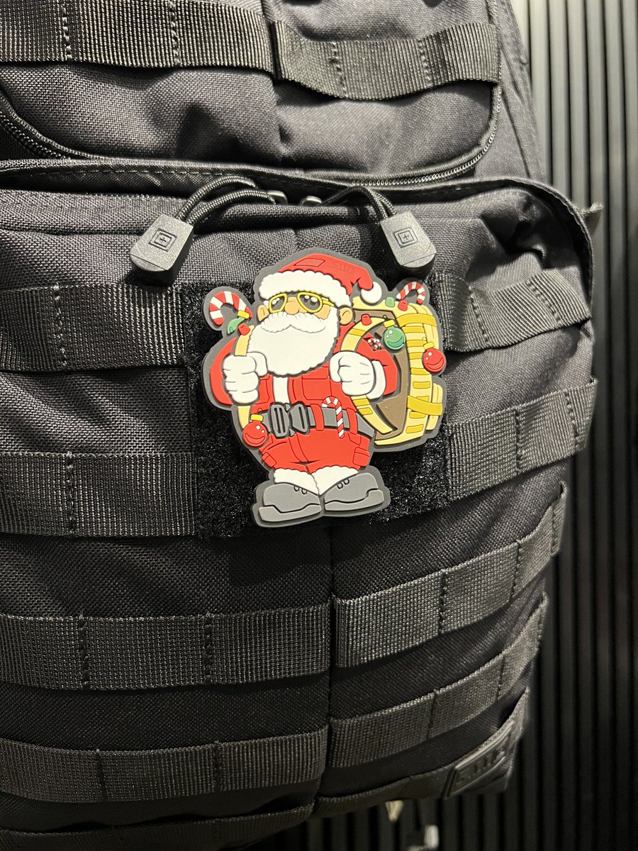PATCH_EX_JAPAN's tweet image. 【RUSH SANTA PATCH】

ホリデー限定の“タクティカル×サンタ”コラボ！
立体PVCの造形、赤×ゴールドの鮮やかな配色、
モール付きバックパックやキャンディケーンなど
細部の作り込みが魅力。

5.11らしいギア感と遊び心が両立した一枚。

#511tactical
#LASTGEAR
#PATCHEX
