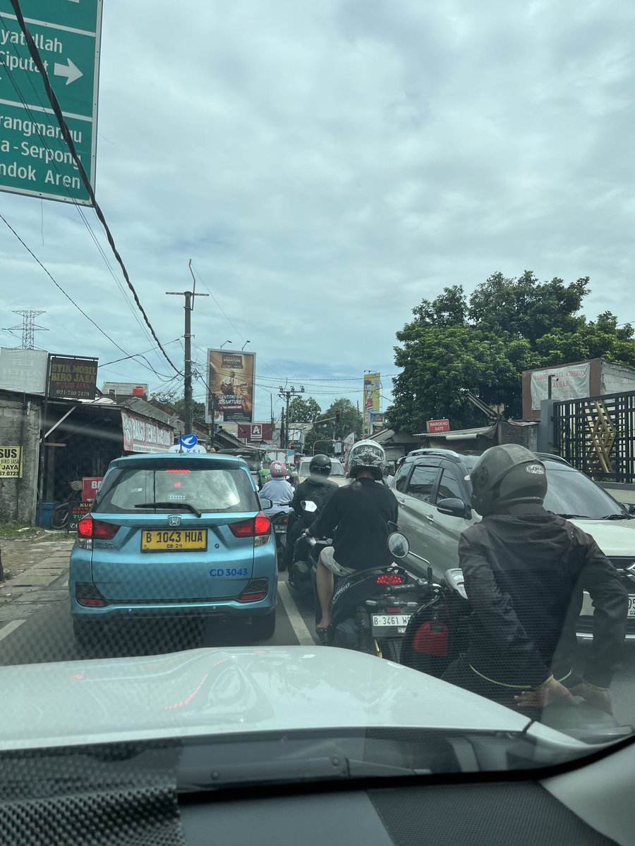 Selalu terjadi kemacetan pada saat lampu merah difungsikan ⁦<a href="/TMCPoldaMetro/">TMC Polda Metro Jaya</a>⁩ ⁦<a href="/lewatmana/">LewatMana.com</a>⁩ ⁦<a href="/RadioElshinta/">Radio Elshinta</a>⁩  #perempatanduren #Ciputat