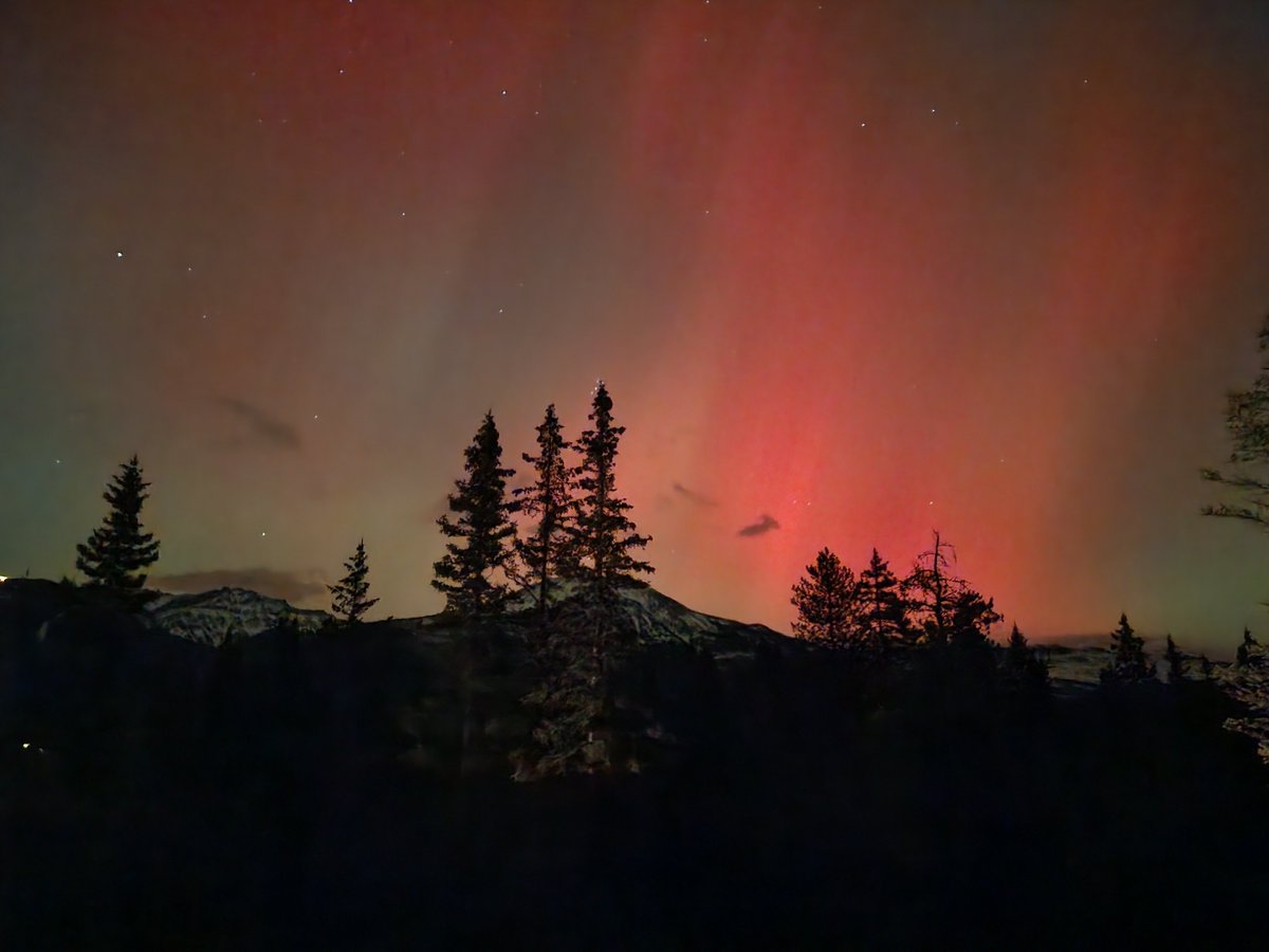 lazyJQ's tweet image. 太震撼了🥹
开车回家路上，整个夜空变成红色
🥹🥹🥹🥹