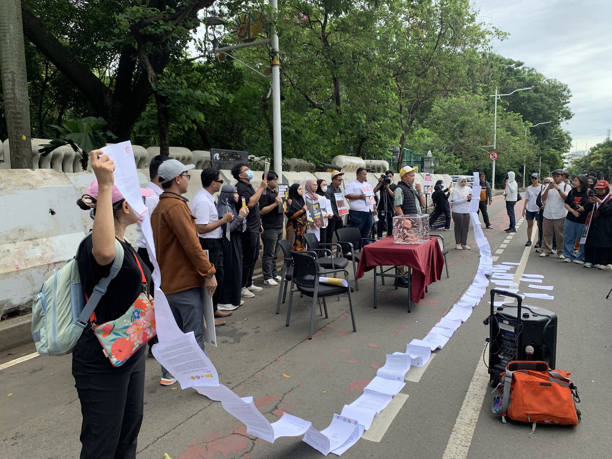 CISDI_ID's tweet image. Tema Hari Kesehatan Nasional nya tu Generasi Sehat, Masa Depan Hebat

Gimana mau sehat kalau rokok aja masih bisa kebeli? Gimana mau sehat kalau pengurus negerinya pro industri?