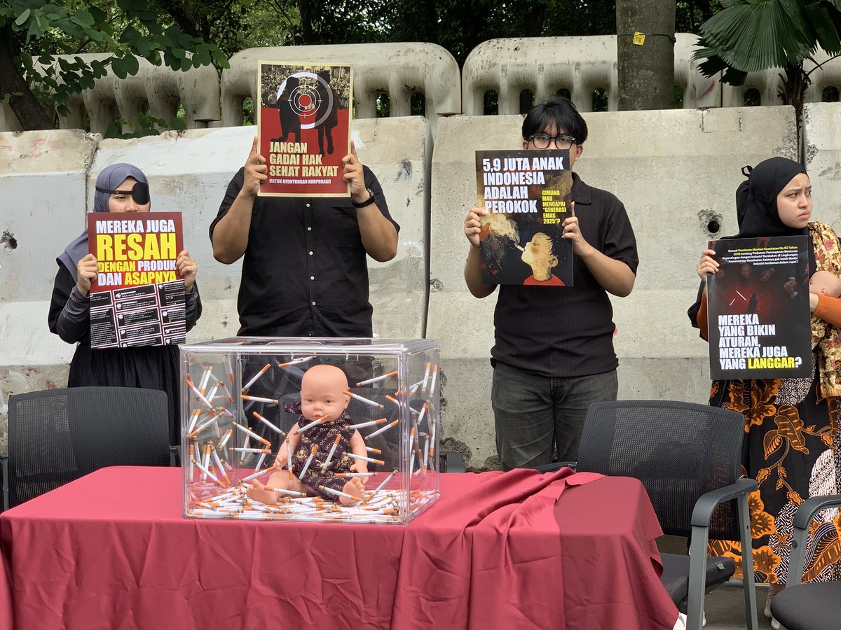 CISDI_ID's tweet image. Tema Hari Kesehatan Nasional nya tu Generasi Sehat, Masa Depan Hebat

Gimana mau sehat kalau rokok aja masih bisa kebeli? Gimana mau sehat kalau pengurus negerinya pro industri?