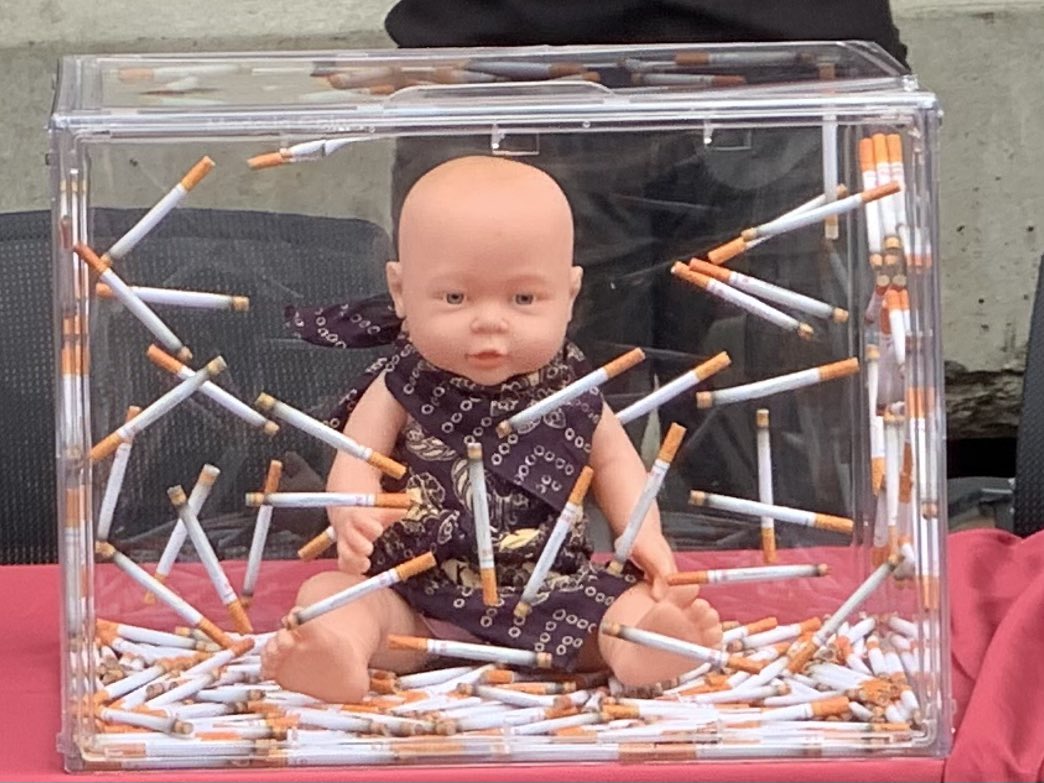 CISDI_ID's tweet image. Tema Hari Kesehatan Nasional nya tu Generasi Sehat, Masa Depan Hebat

Gimana mau sehat kalau rokok aja masih bisa kebeli? Gimana mau sehat kalau pengurus negerinya pro industri?