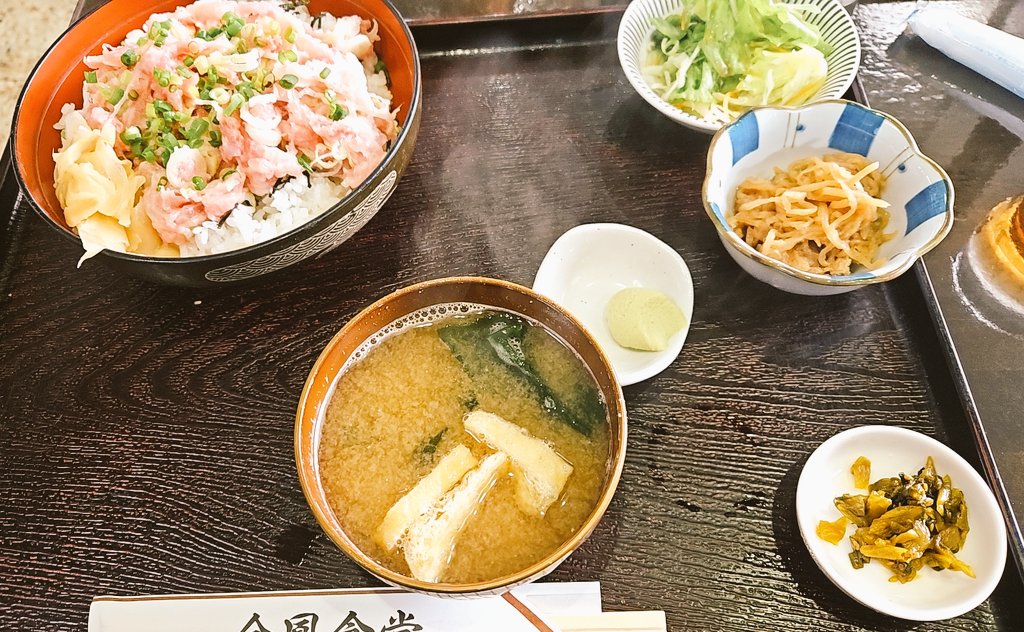 ここの味噌汁死ぬほどうめぇんよな