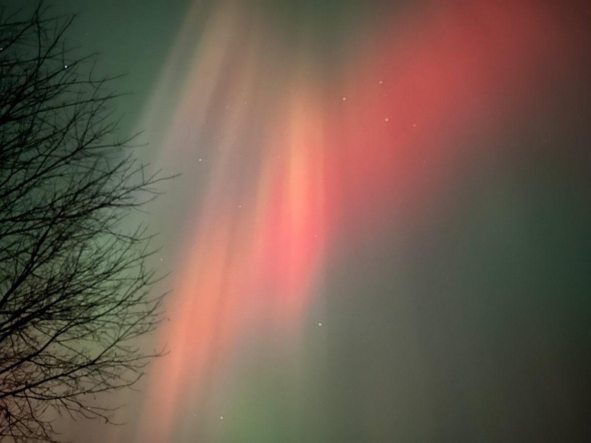 trapistan's tweet photo. just wow 😲💞✨ #northernlights https://t.co/NreqVeY2xA