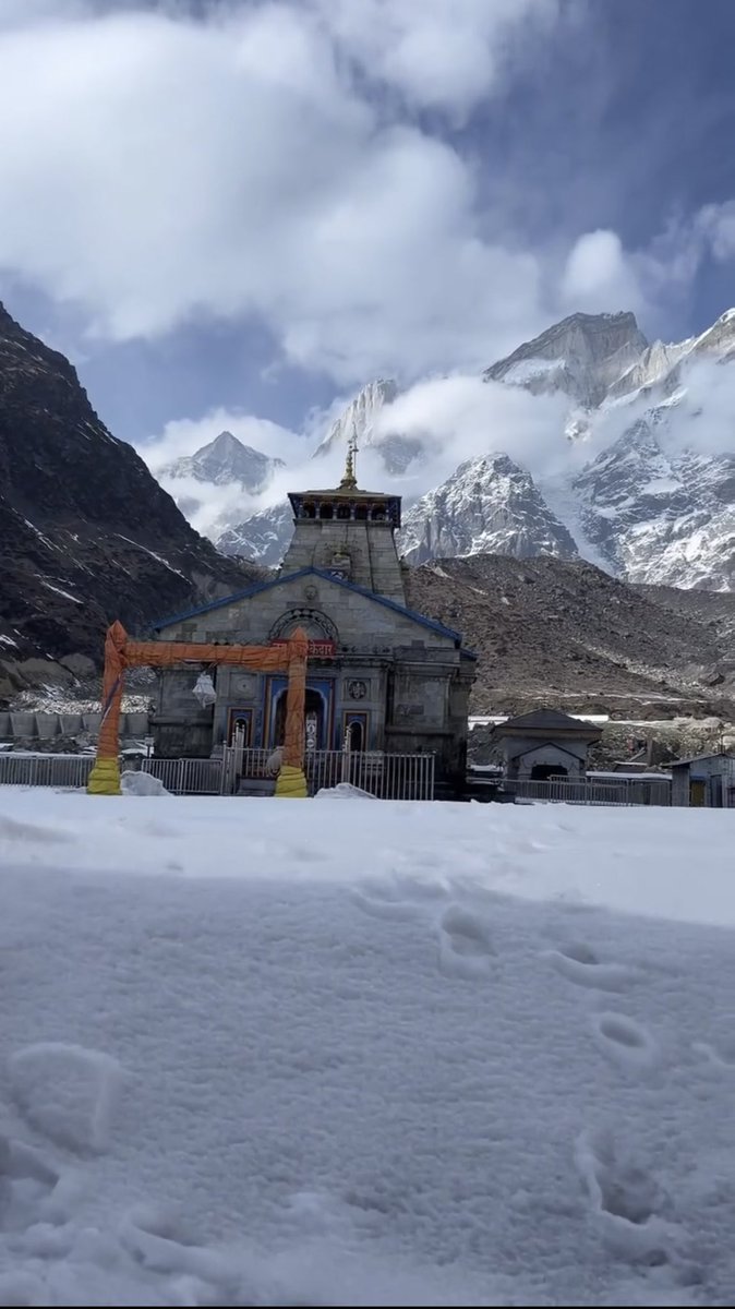 shrekedarnath's tweet image. बर्फ़ की हर बूँद कह रही है —
“जय केदारनाथ, जय भोलेनाथ!” ❄️
दिव्य आभा में लिपटा महादेव का धाम 🙏
#Kedarnath #harharmahadevॐ