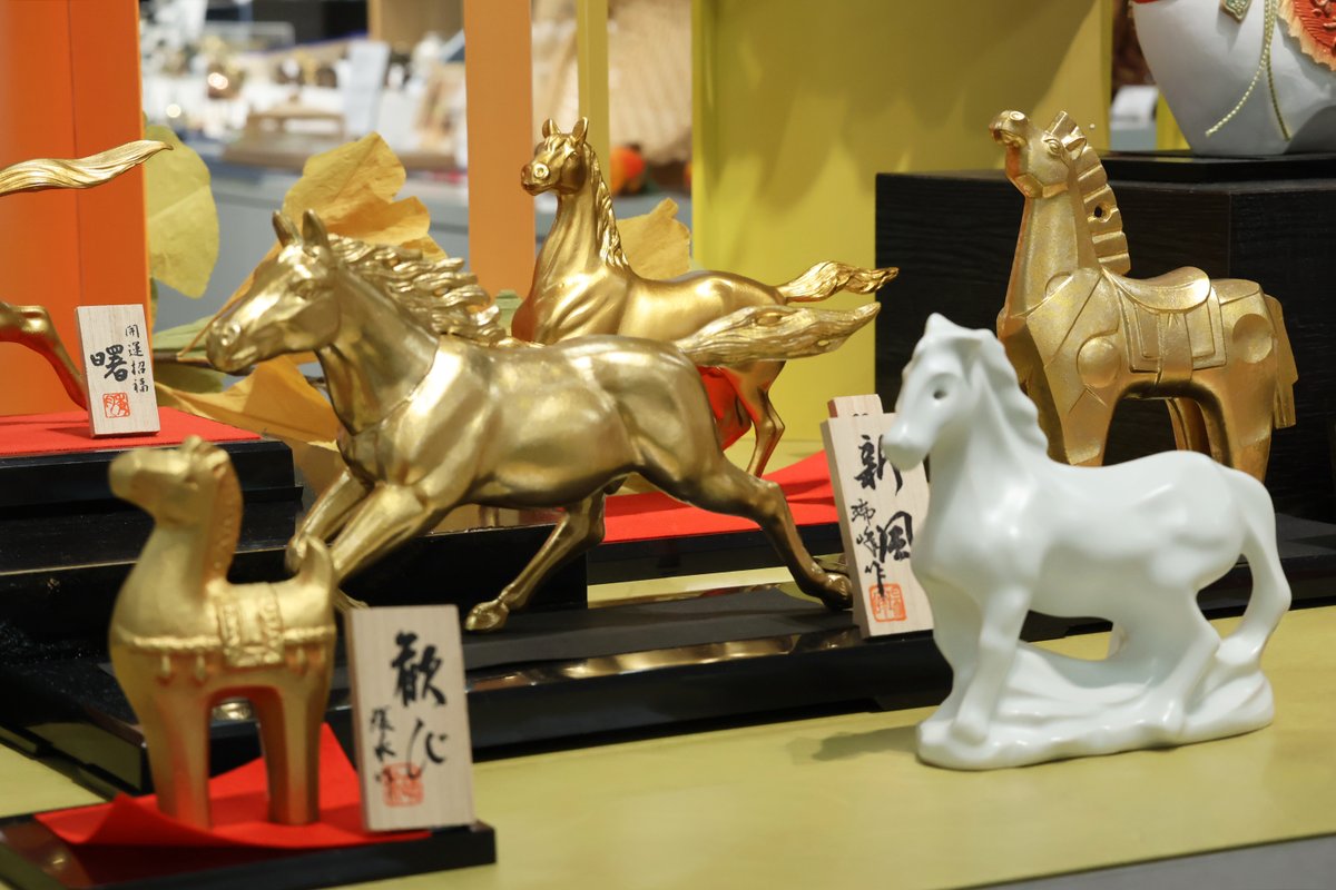 館内の中央展示が、いっそう賑やかに🐎 それぞれの表情や姿に個性が