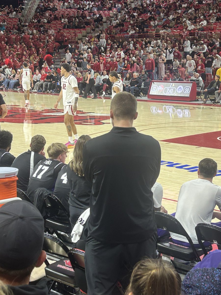 stubaber's tweet photo. Had great seats to the @RazorbackMBB game tonight against @UCAMBB HOWEVER, this dude on their team or staff decided to stand up the entire game. I felt bad for the young girl and dad a few rows up. Even our 2 yellow shirt ushers couldn’t get him to sit down. Shame. Make it famous https://t.co/OMwjVw1S74