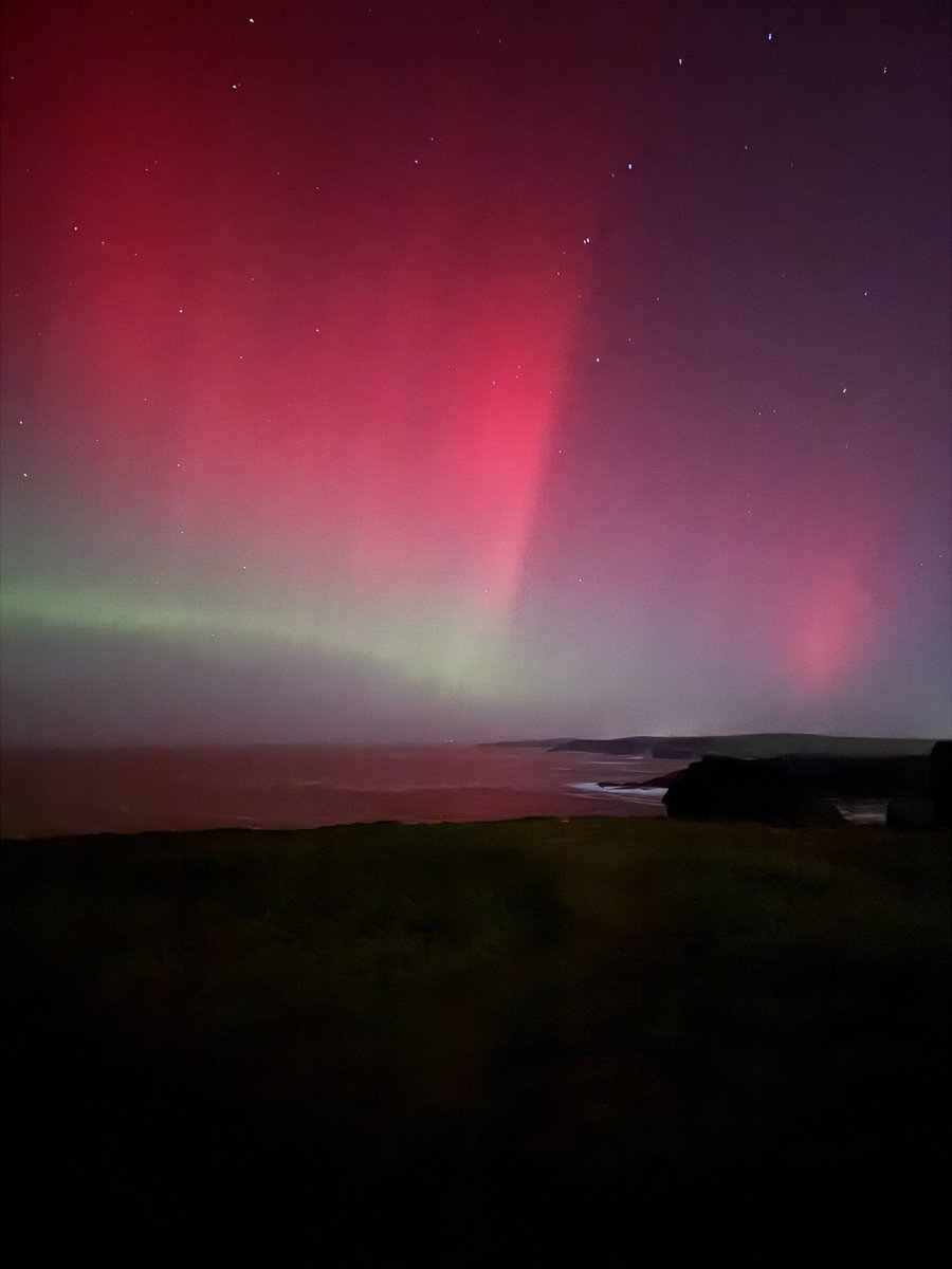 Eeebee1's tweet photo. Wooop!! Fabulous Aurora right now. Kilkee Co Clare. 
#Aurora 
#NorthernLights
#Kilkee https://t.co/l7IzCXkGpK