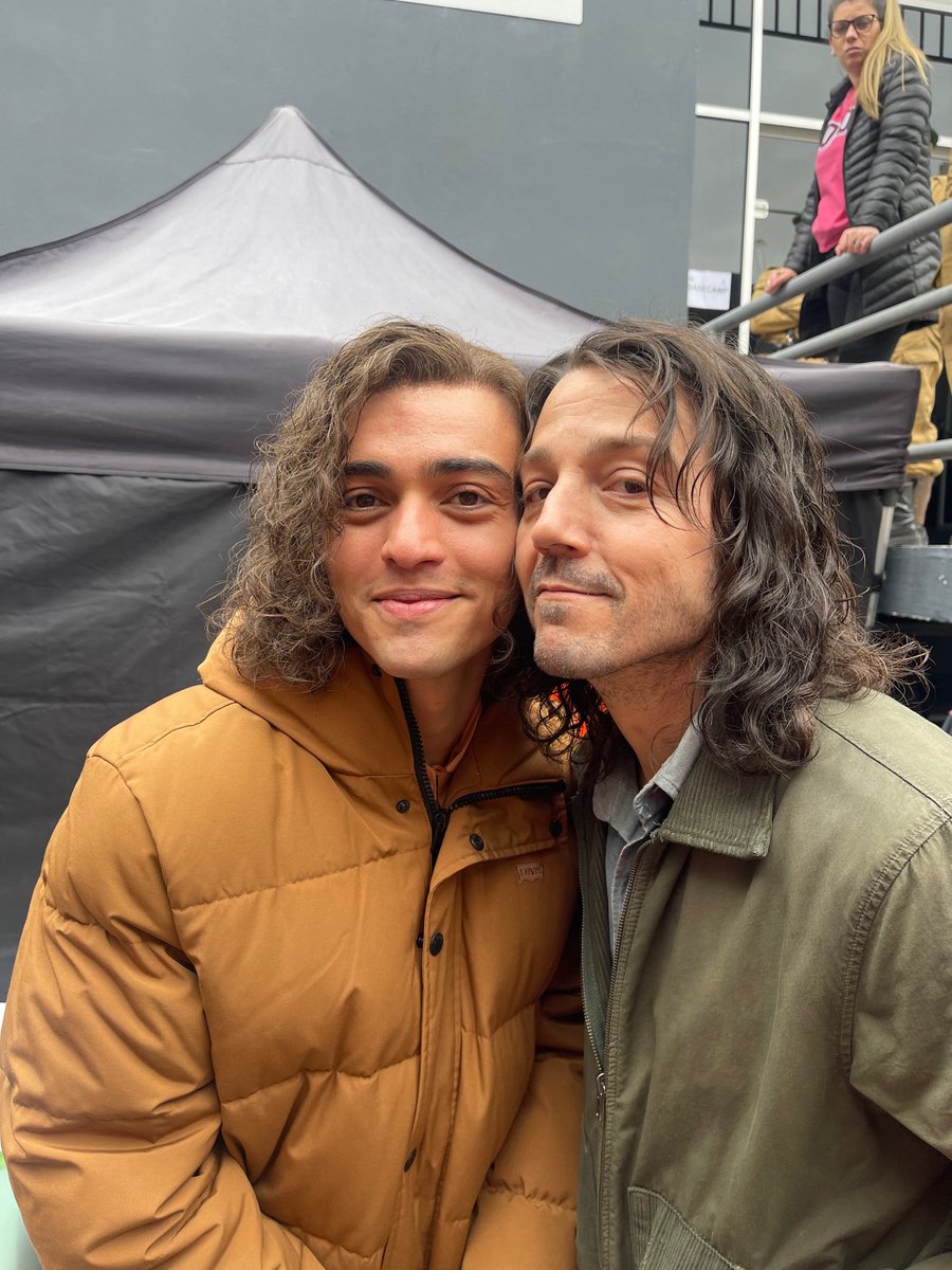 iamtonatiuh's tweet image. I think somewhere these two are arguing/laughing together. 🧣 Kiss of the Spider Woman now available on Amazon and Apple TV+ #Molinita