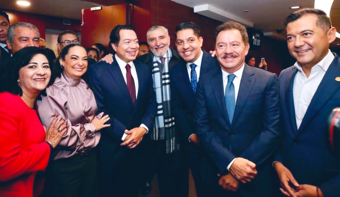 Hoy durante comparecencia de Mario Delgado, secretario de la <a href="/SEP_mx/">SEP México</a> en Senado

¿Título para está foto 📸? 

#Morena #4T #LaBarredora #Tabasco #Puebla <a href="/WhiteHouse/">The White House</a>