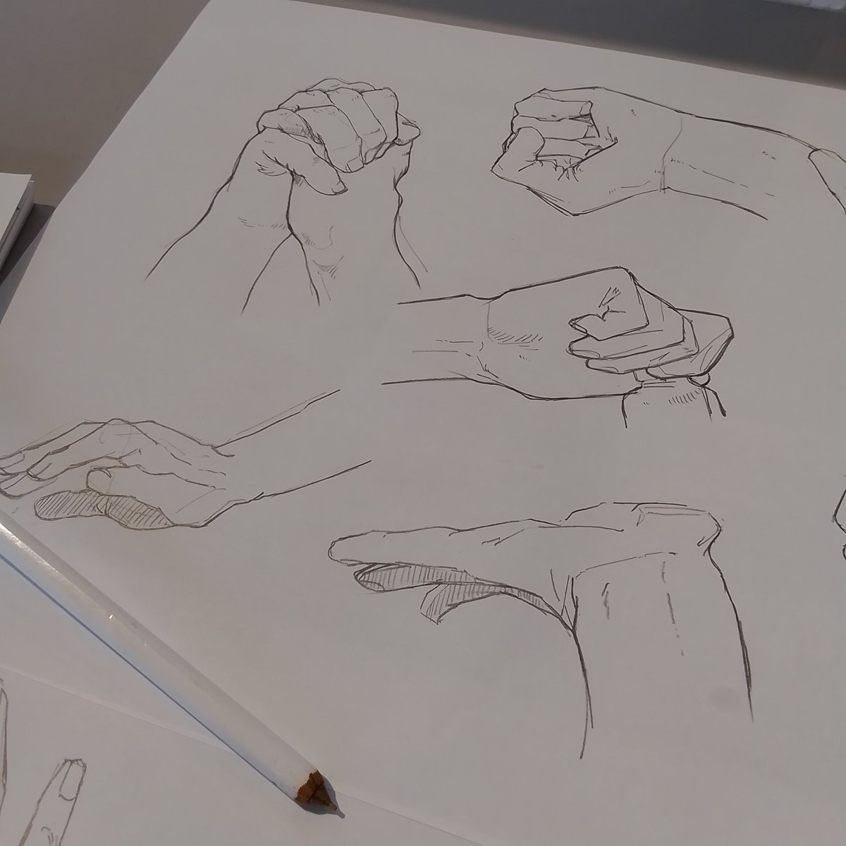 mitamenoamakuti's tweet image. 今日も手の練習。ポージングが良いので描いていて気持ちがいいです。

#下田スケッチ