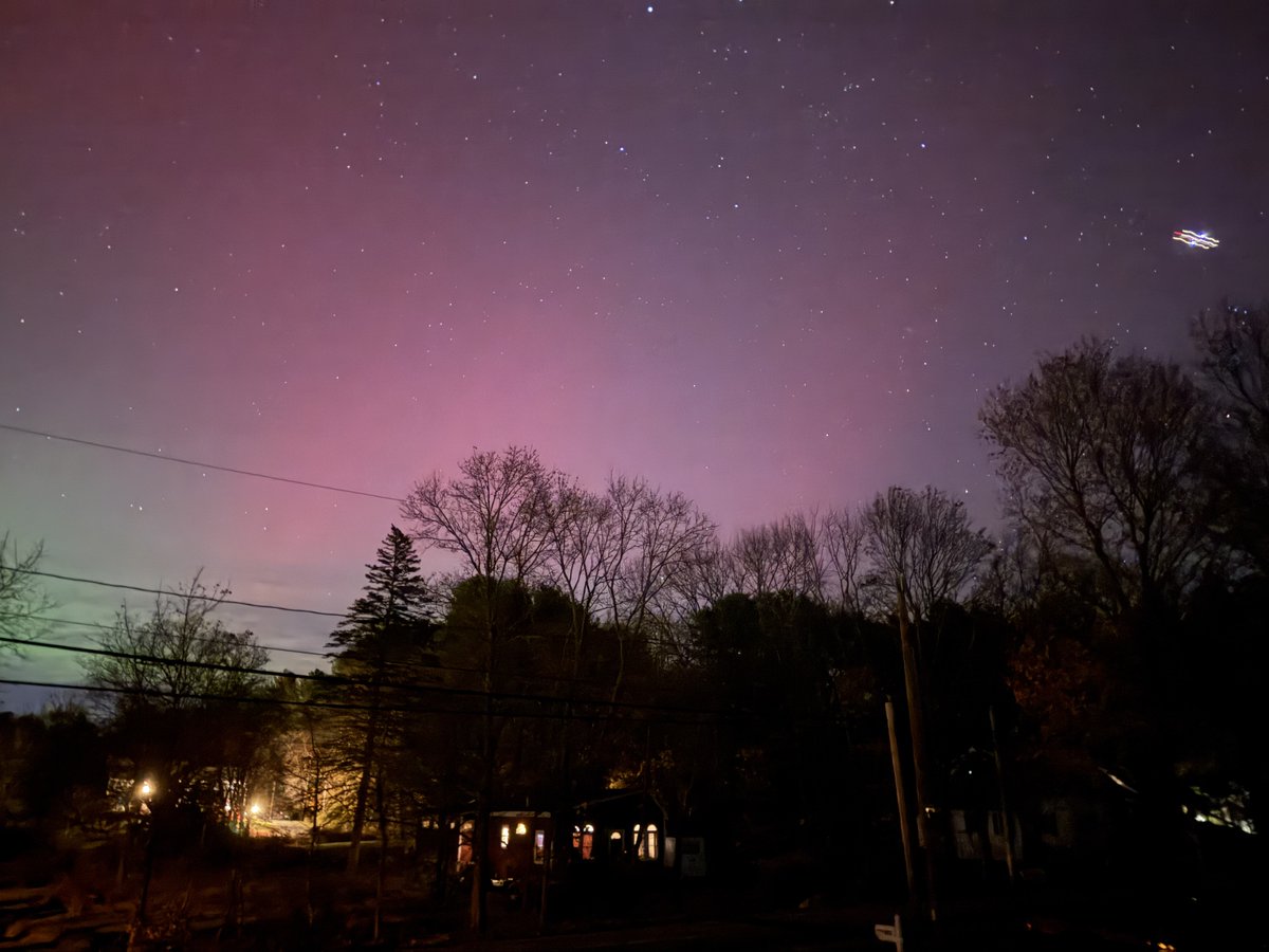 hubtechnical's tweet image. ✨ What a beautiful and wild sky to close out Veterans Day ❤️🤍💙

#HUBTech #NorthernLights #VeteransDay2025