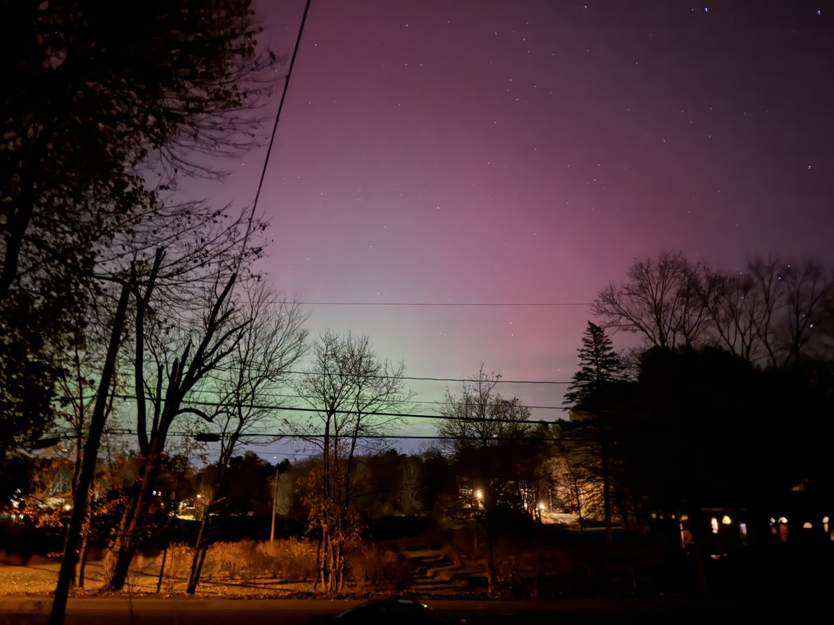 hubtechnical's tweet image. ✨ What a beautiful and wild sky to close out Veterans Day ❤️🤍💙

#HUBTech #NorthernLights #VeteransDay2025
