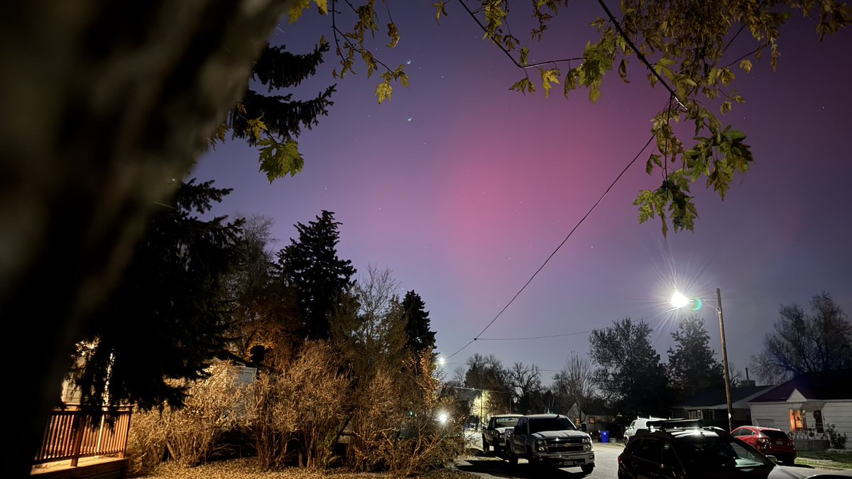 LubyLive's tweet photo. Northern Lights via a 3-second exposure on my iPhone in Englewood, CO! https://t.co/AcPFKnwyNr