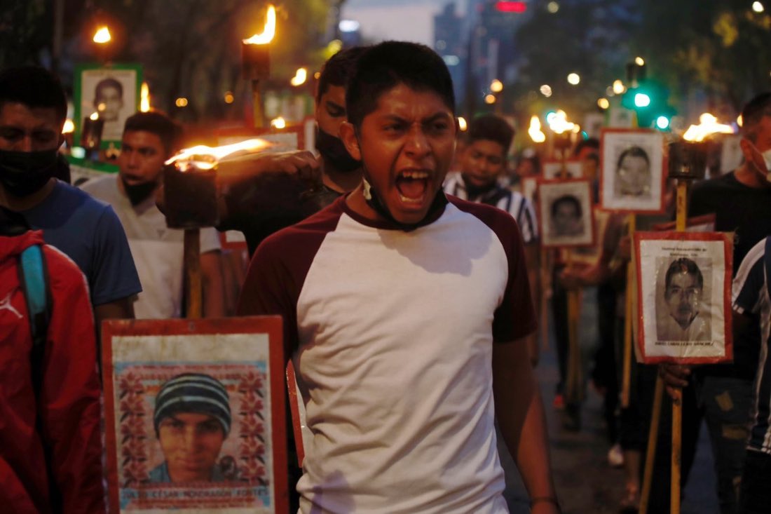 epigmenioibarra's tweet image. 29 JoséE
30 JoséLuisL
31 Jhosivani
32 JulioCésarL
El GIEI solicitó investigar el tráfico de drogas escondidas en autobuses como probable motivo del ataque a los normalistas, ya que un quinto autobús que apareció quemado fue omitido en la investigación oficial.
#Ayotzinapa11Años