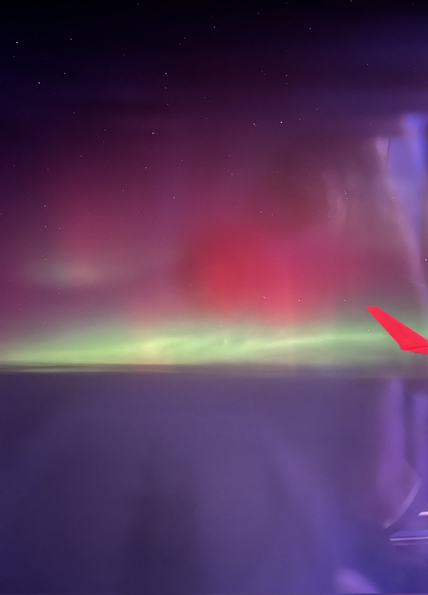 OnlyInBOS's tweet image. The view flying into Boston tonight while the Northern Lights illuminated the night skies...

💜