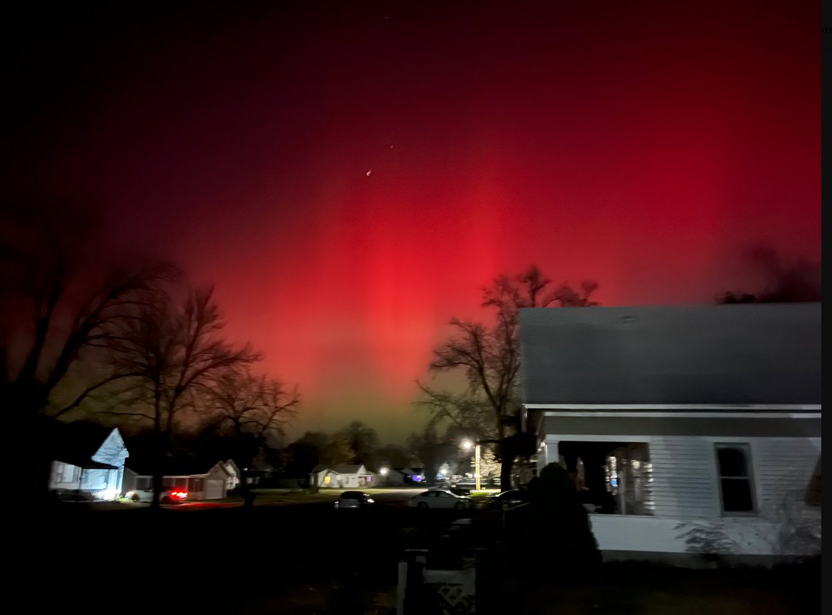 Crazy bright northern lights at only 39.2 degrees north Centralia Missouri.... tonight 11/11/25