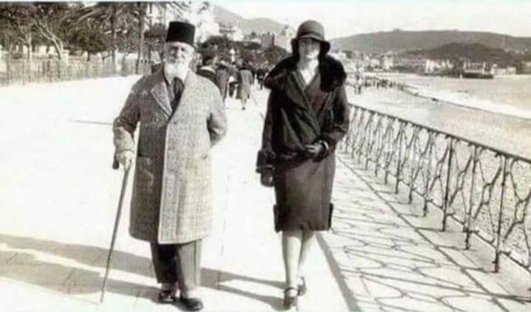 79 yıl önce son Halife Abdülmecid ve kızı Dürrüşehvar yürüyüşte… 

Henüz, Türban icad edilmemişti…