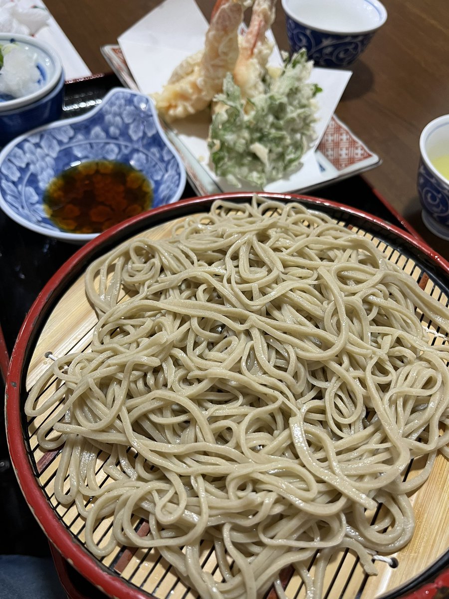 上諏訪の手打ちそば処 とみやさんで昼食（ランチではない）を。人気店