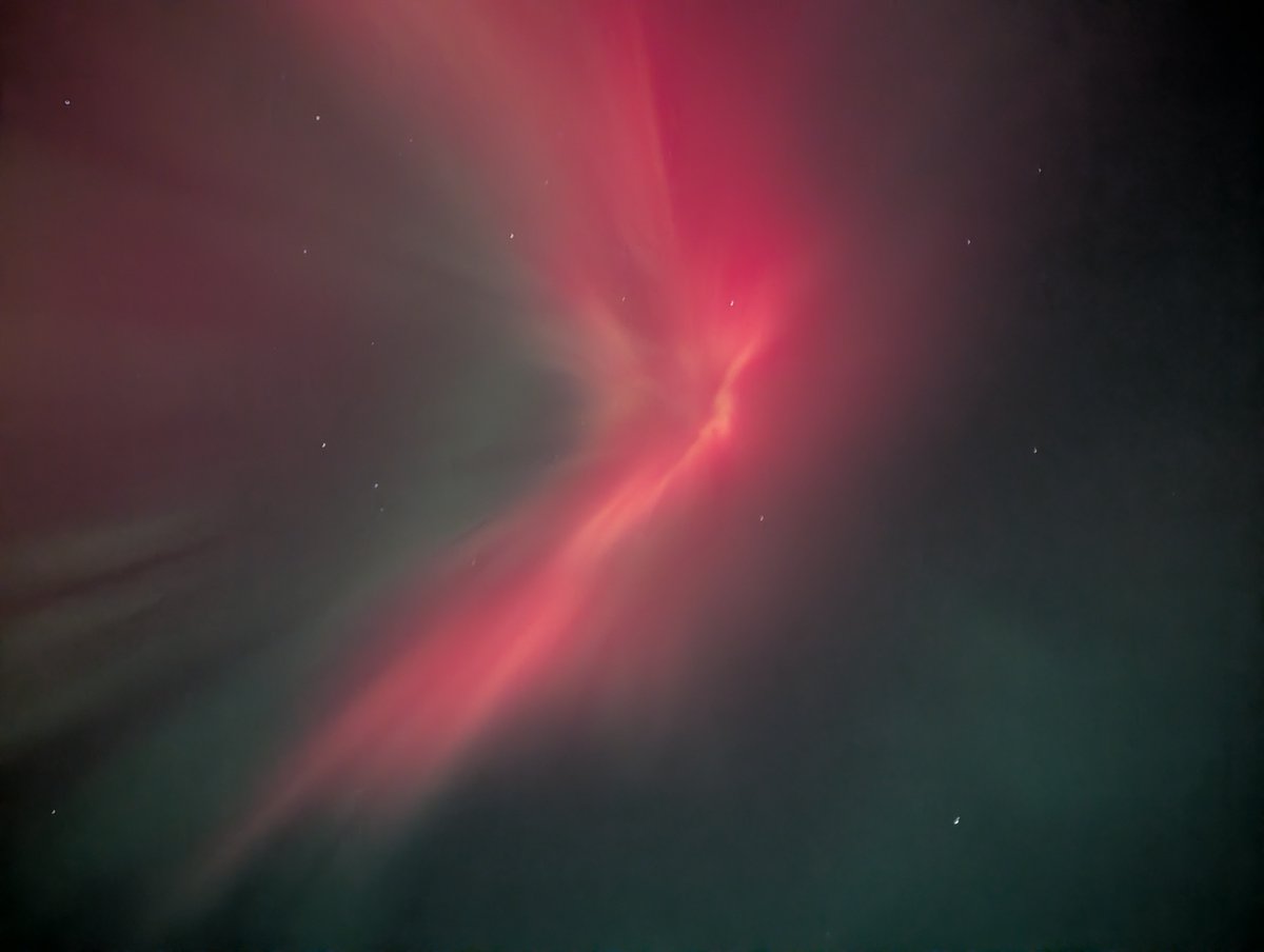 ConnorValenti's tweet photo. Red #Aurora DIRECTLY overhead in western MN https://t.co/UBBwBJXeDy