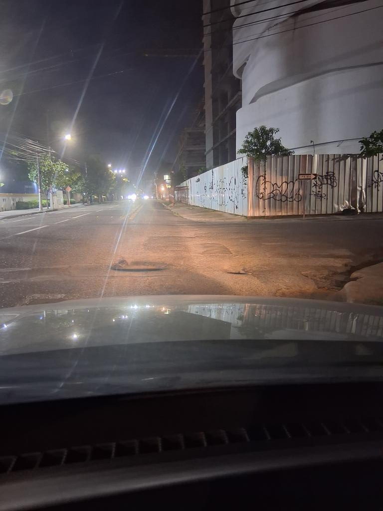 😫😵‍💫😭 ¿Alguien más ha notado la reaparición de molestosos hoyos en las calles del Distrito Nacional? 
🤦🏻‍♀️Un problema que había quedado en el pasado, pero que lamentablemente ahora nos azota cuando menos lo esperamos.😭😭😭
⚠️ Atención <a href="/MOPCRD/">Ministerio de Obras Públicas RD</a> <a href="/AlcaldiaDN/">Alcaldía DN</a>: ¿Qué harán?