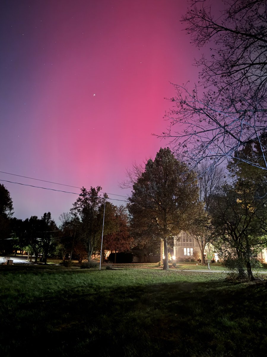 The aurora borealis looking over my neighborhood in @desmoines @iowa