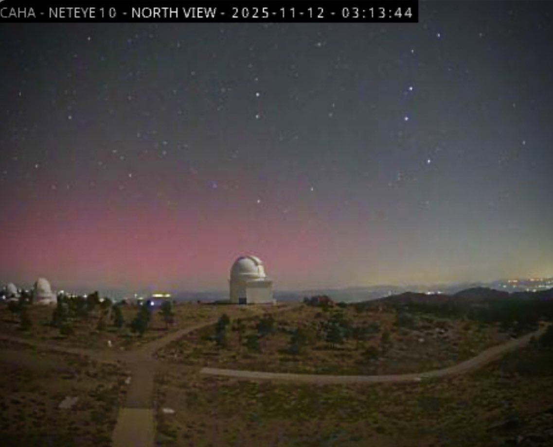 🚨4:22am | Sigue activa la AURORA que ahora mismo es visible en toda europa y norteamerica, y que desde España vemos con esos pilares rojos, que es la parte alta de la estructura de la aurora. Webcam del Observatorio de Calar Alto (Almería), tan al sur como 37°N de latitud!!!