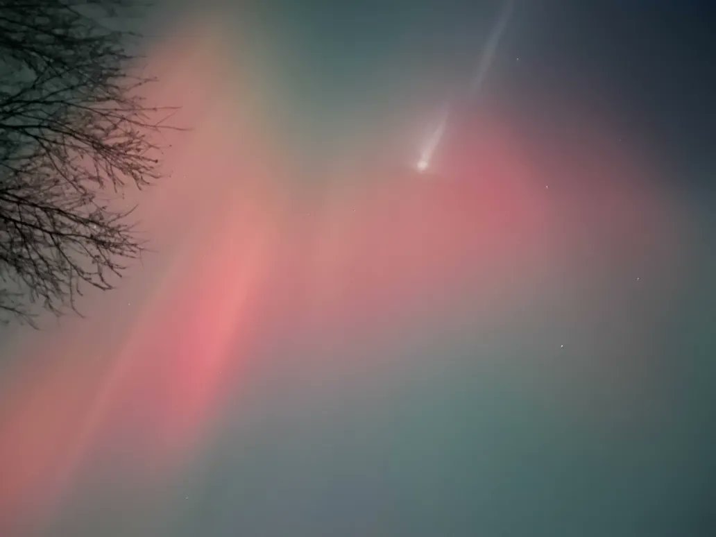 Northern Lights was so pretty tonight! 🥰

Is that a comet I see? 😍