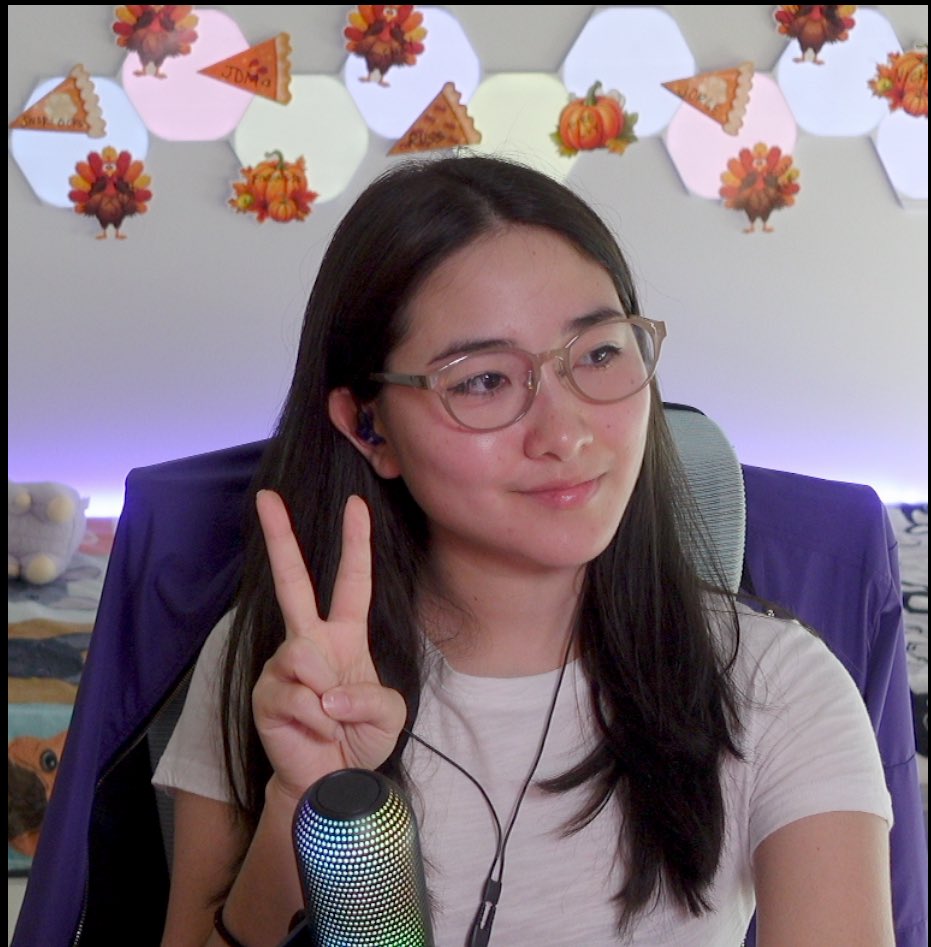 LIVEEEE 🦃🍁🥧 and i got the november decorations up! 

twitch.tv/nurseraquel