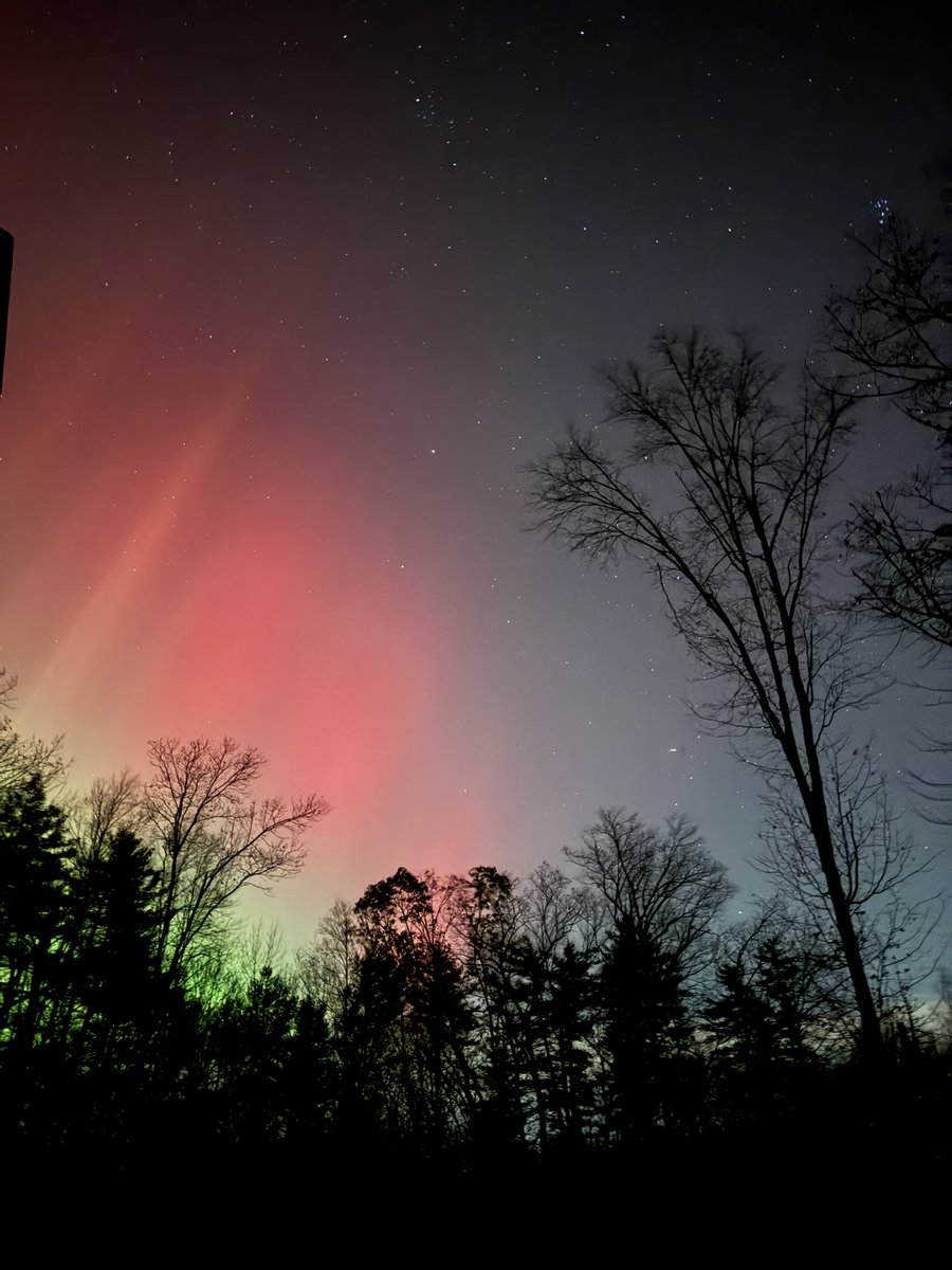 aggonzalo's tweet photo. #Auroraborealis #NewHampshire #beautiful #grateful #blessed beautiful #aurora borealis amazing colors , blessed to be able to see them 🙏🏻 https://t.co/PXRArSwTXy