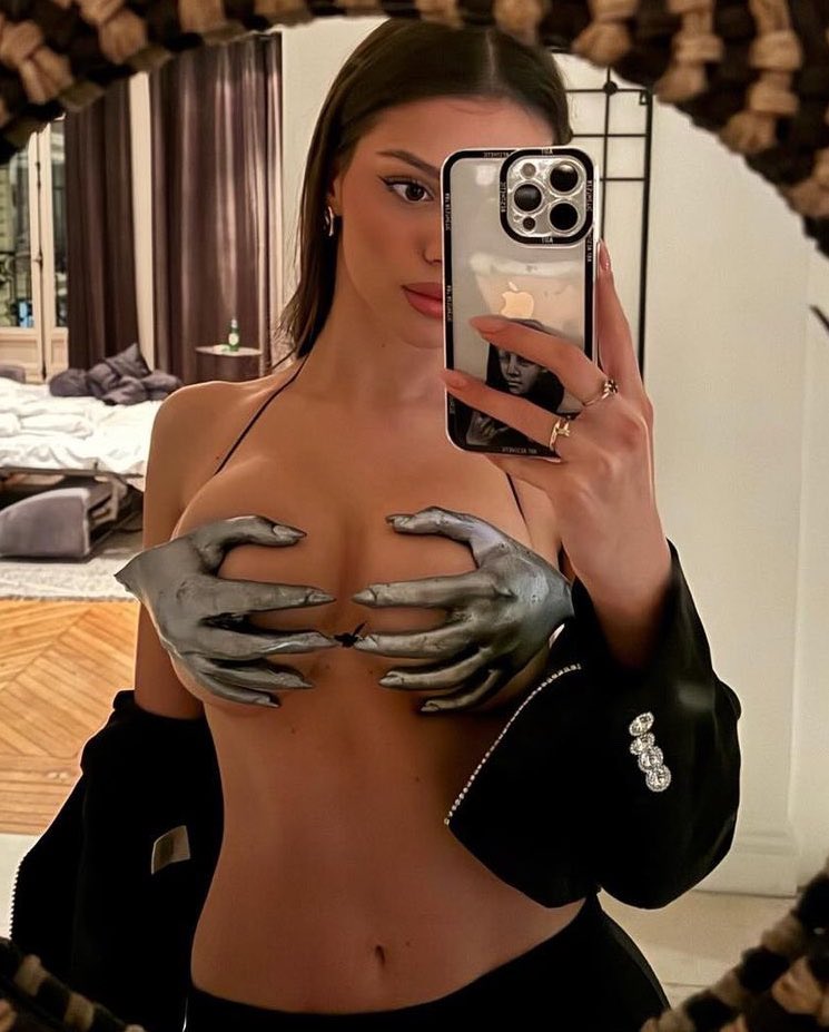 I crafted my own Devilish hands and made a braa to hold my boobies on my Devilish body😈

Bcz you don't deserve to touch them my pets🐶

Note- PS position is vacant in #SycoEmpire apply an experience one who can serve her owner Queen be my Personal Secretary♥️