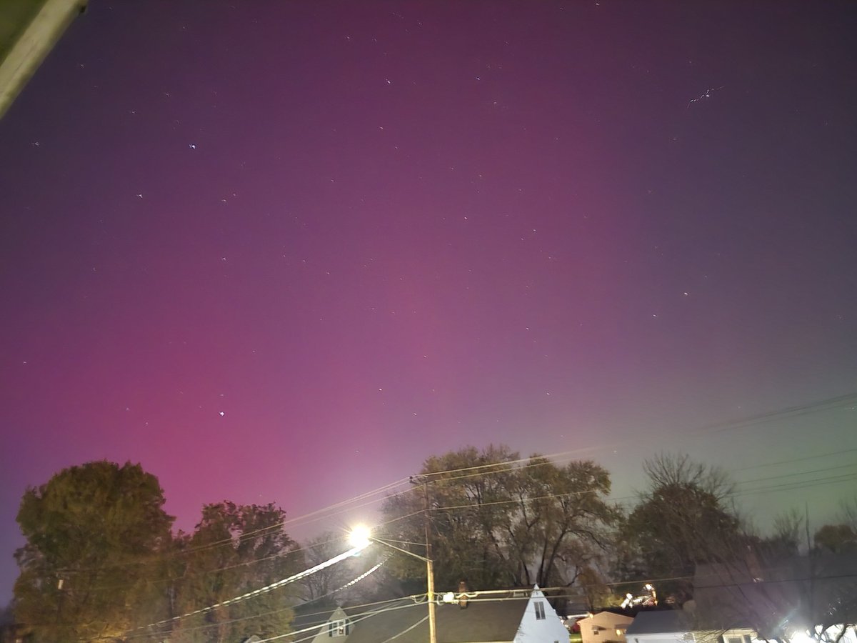 iangilcher's tweet image. It's bright enough to see with the naked eye now! Mind-blowing!