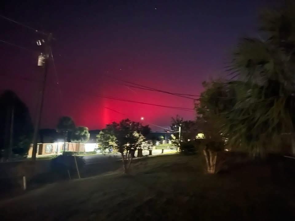 Mom and Dad are seeing the northern lights in NW Florida tonight!! Nothing here in Tampa when I went out to look, but our northern counties could see them too! Incredible to see them this far south!

📸: Momma Adams

#NorthernLights #Auroras #AuroraBorealis #Florida