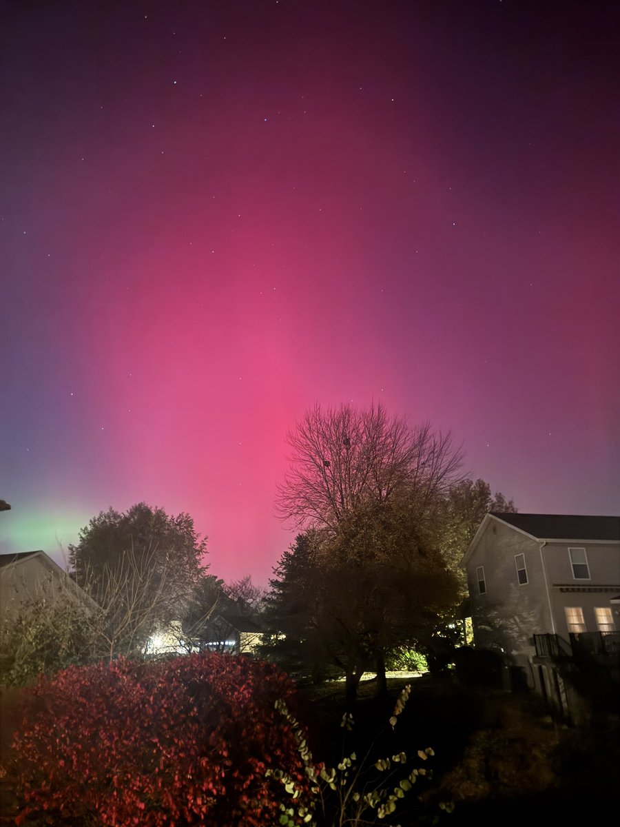 IsleyGooden's tweet photo. The Northern Lights… in Southern Illinois?! 🌌
My bestie Sydney captured these stunning photos right from her backyard in Troy, IL. 💕💓 https://t.co/Z6jd3UntYz