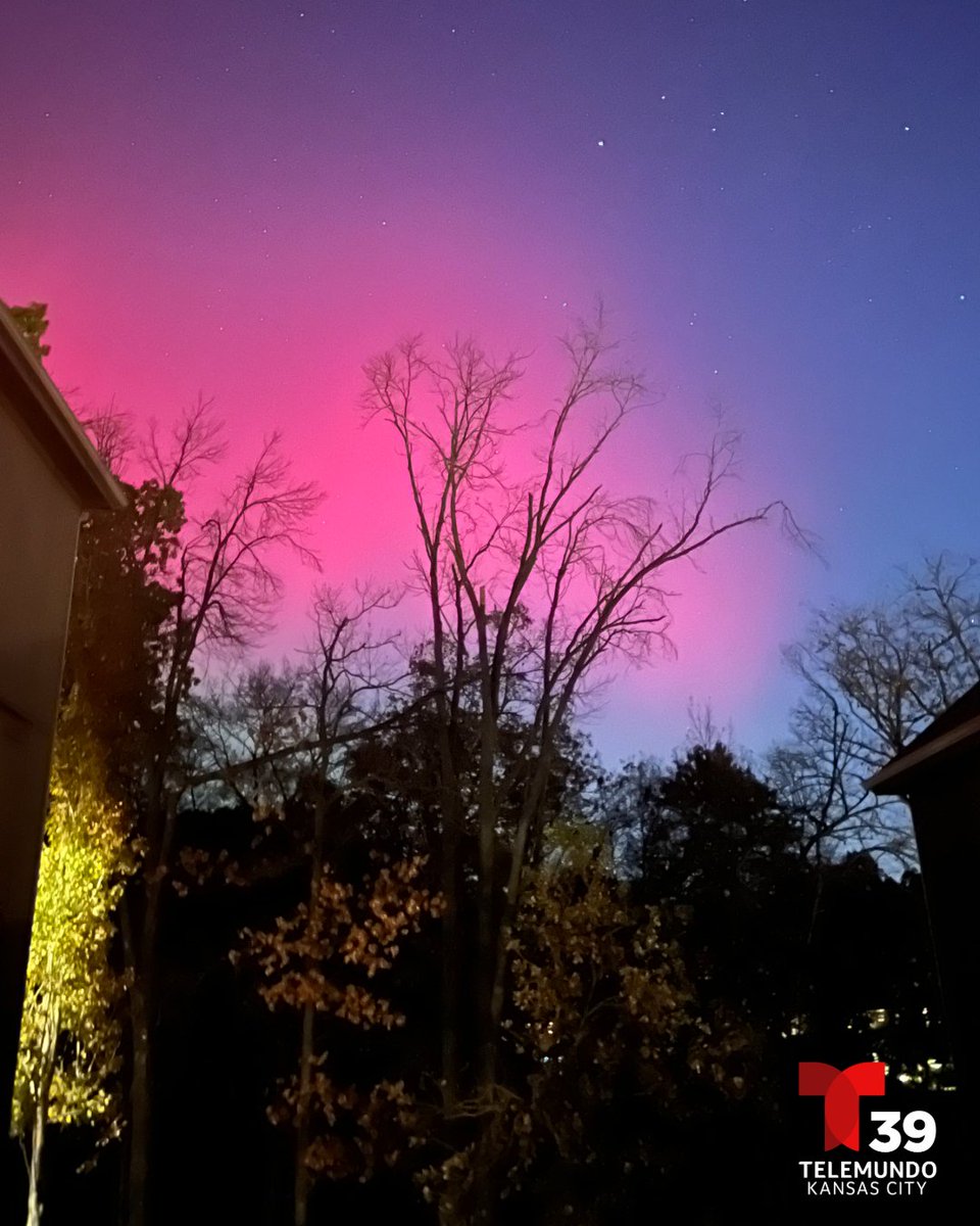 TelemundoKC's tweet image. ✨ Auroras boreales iluminan el cielo de Kansas City ✨
¡Un espectáculo natural impresionante! 🌌💜
¿Las estas viendo? 😍
📸 Comparte tus fotos con nosotros, queremos ver cómo se vive este fenómeno en tu área.

#AurorasBoreales #KansasCity